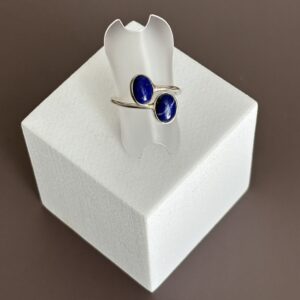 Bague réglable en argent ornée de deux pierres de lapis lazuli bleu profond