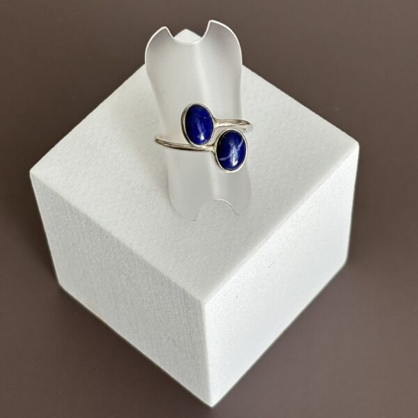 Bague réglable en argent ornée de deux pierres de lapis lazuli bleu profond