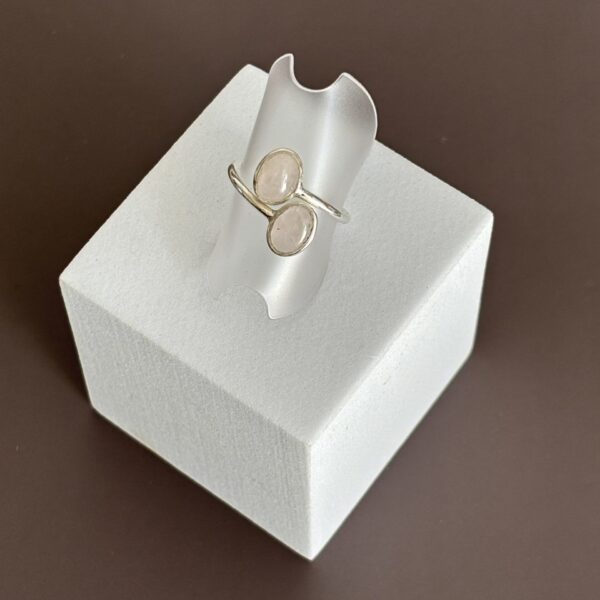 Bague en argent avec quartz rose naturel favorisant amour et harmonie