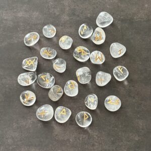 Runes en pierre naturelle cristal de roche – Symboles de protection, sagesse et énergie positive