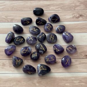 Rune en pierre naturelle d'améthyste – protection, sagesse et énergie spirituelle