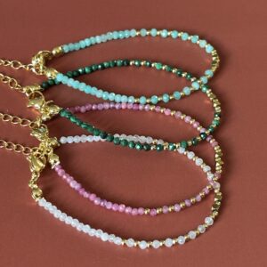 bracelet délicat en perles 2 mm facettées avec fil de cuivre doré