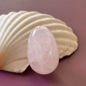 Œuf de yoni en quartz rose – pierre d’amour et de douceur pour équilibre émotionnel et énergie féminine