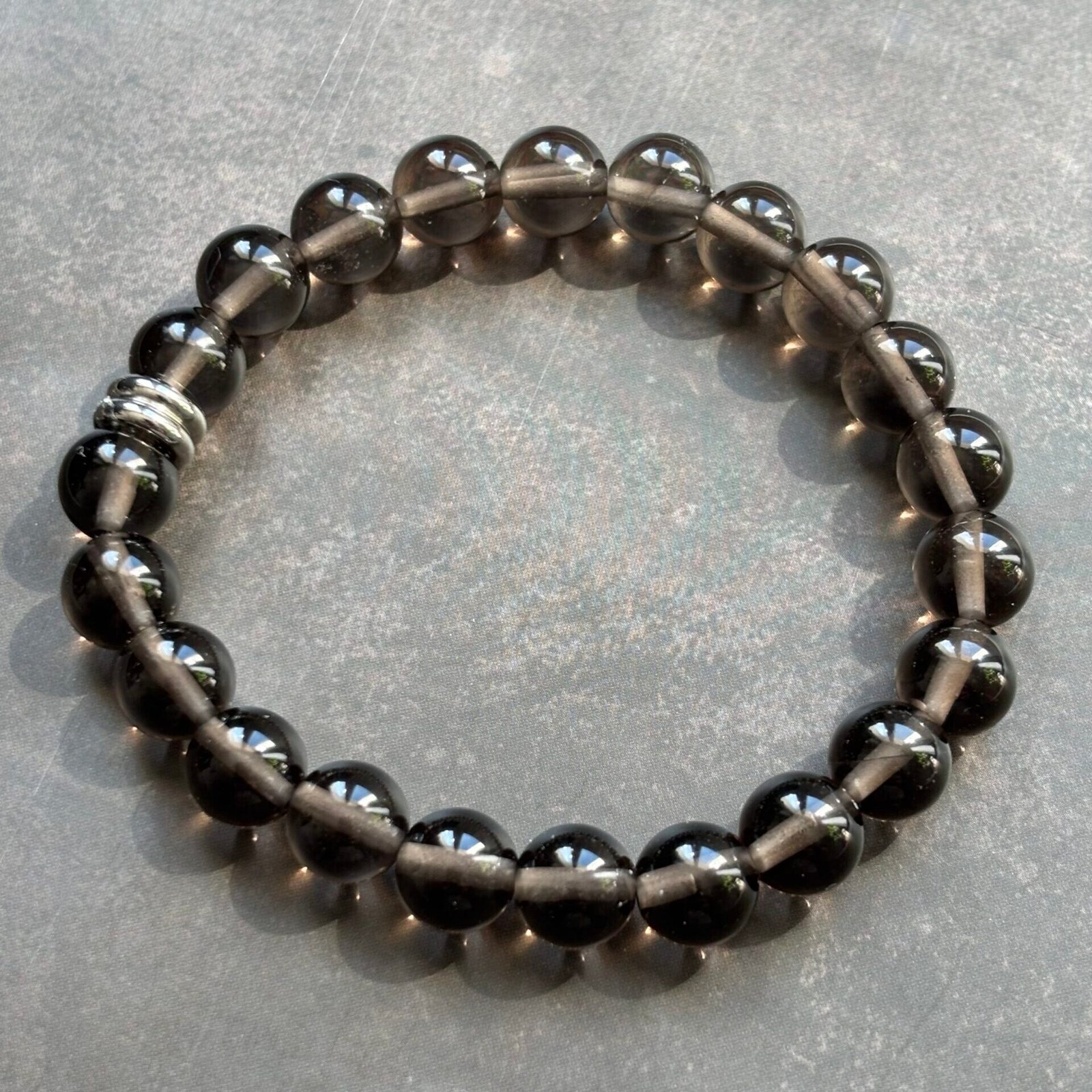 detail bracelet obsidienne larme d apache perles naturelles surface brillante pierre noire