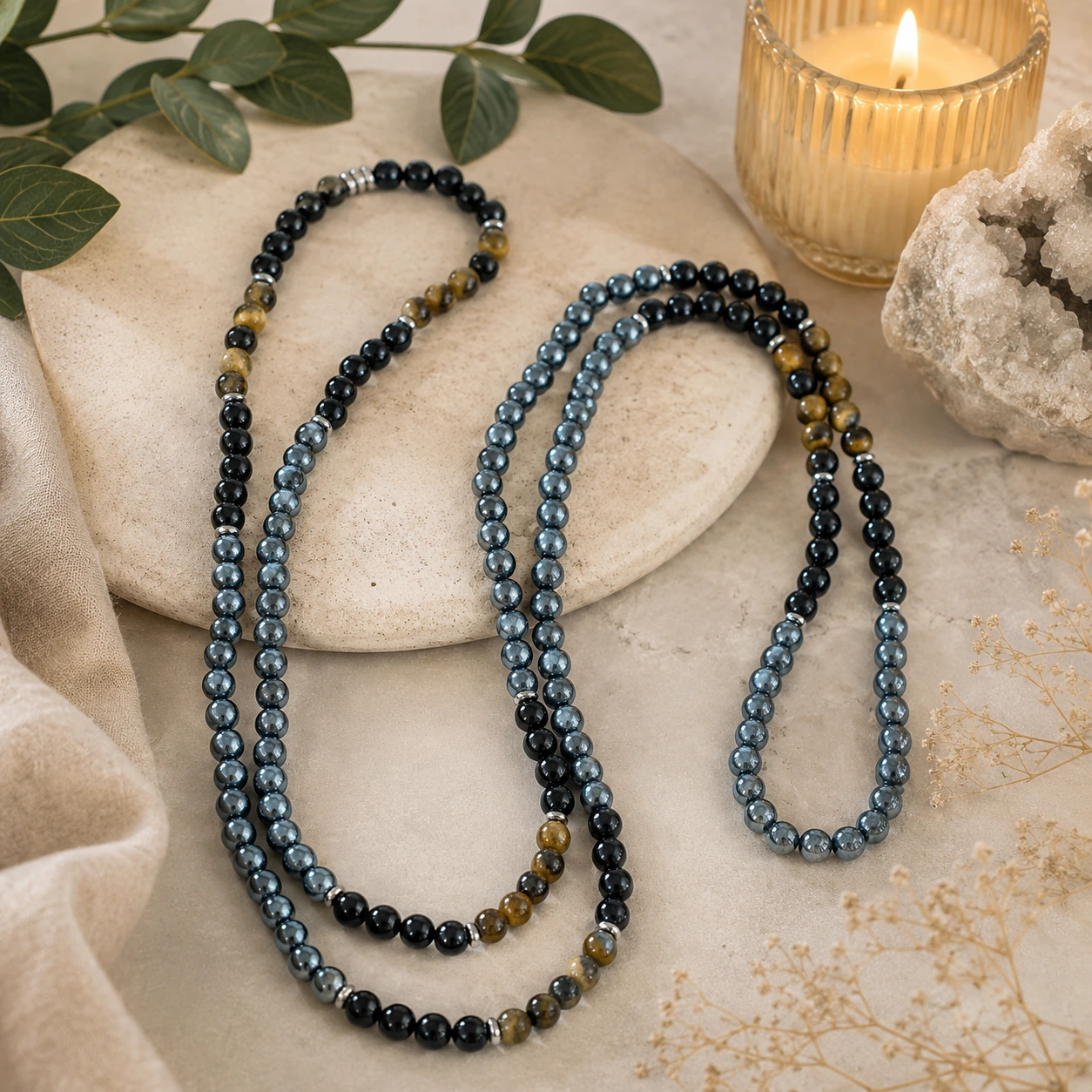 Détail des perles 6 mm d’un collier long fait main en hématite, œil de tigre et agate noire