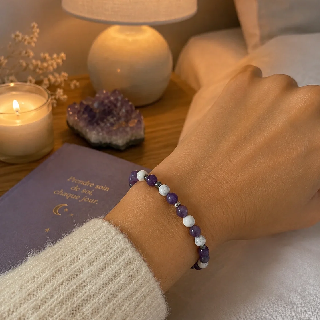 Bracelet sommeil lépidolite howlite hématite porté au poignet – bracelet en pierres naturelles contre l'insomnie et le stress.