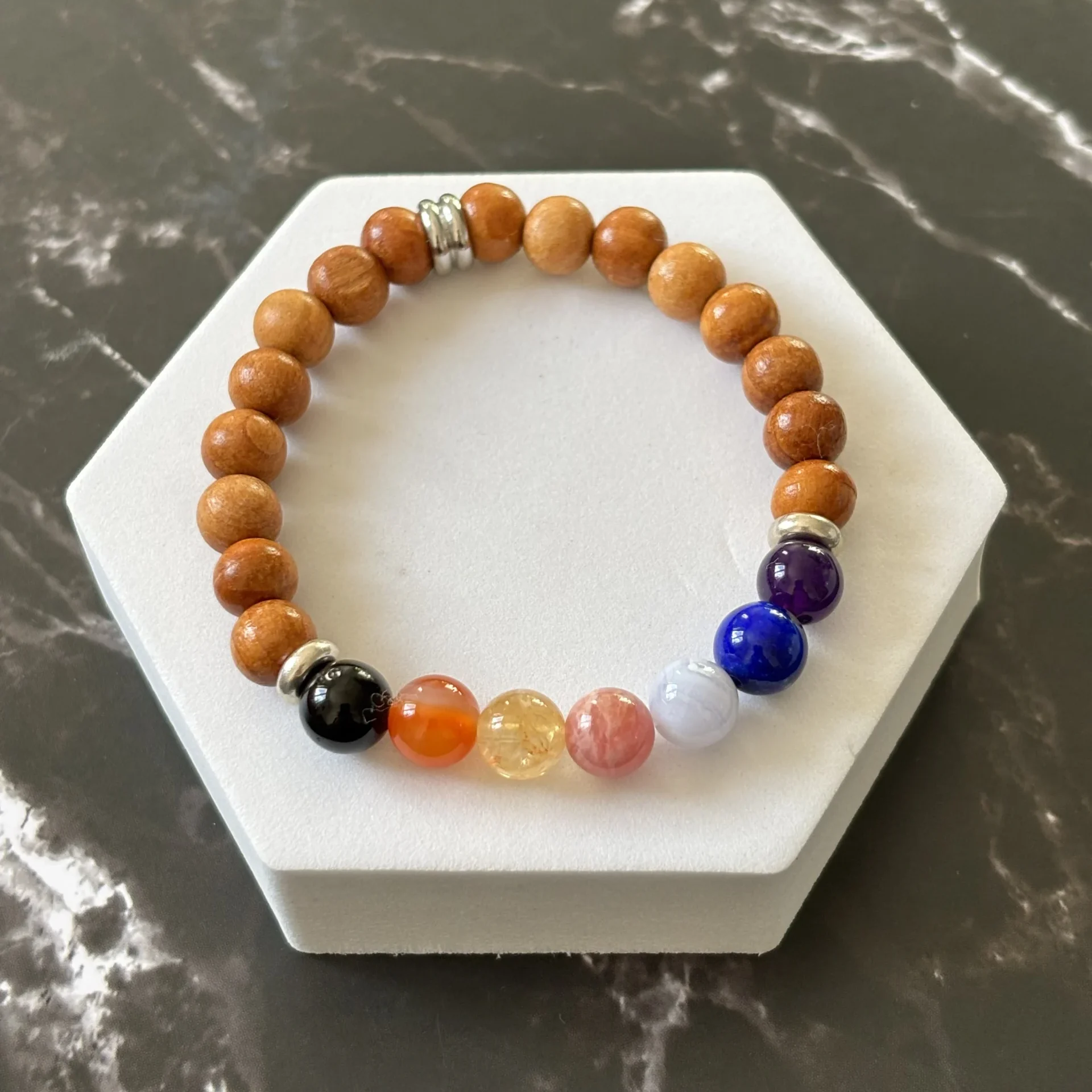 Bracelet 7 chakras bois exotique pierres naturelles multicolores tourmaline cornaline citrine rhodochrosite calcédoine lapis lazuli améthyste.