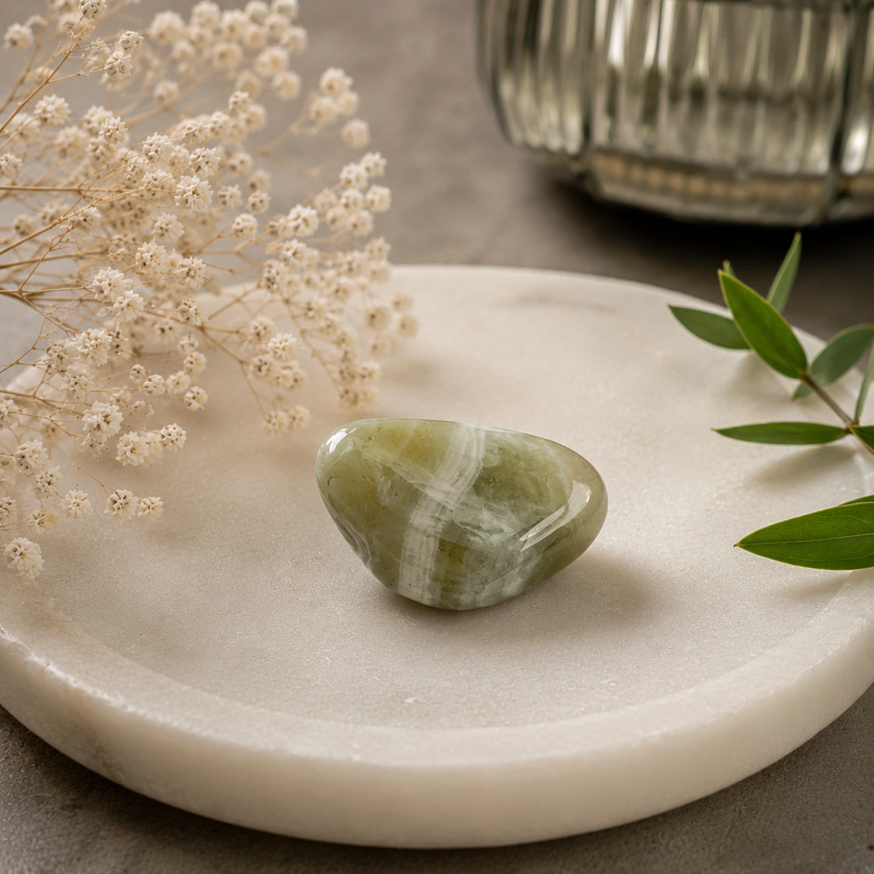 Prasiolite naturelle vert pâle aux nuances vert sauge – pierre fine du guide de lithothérapie