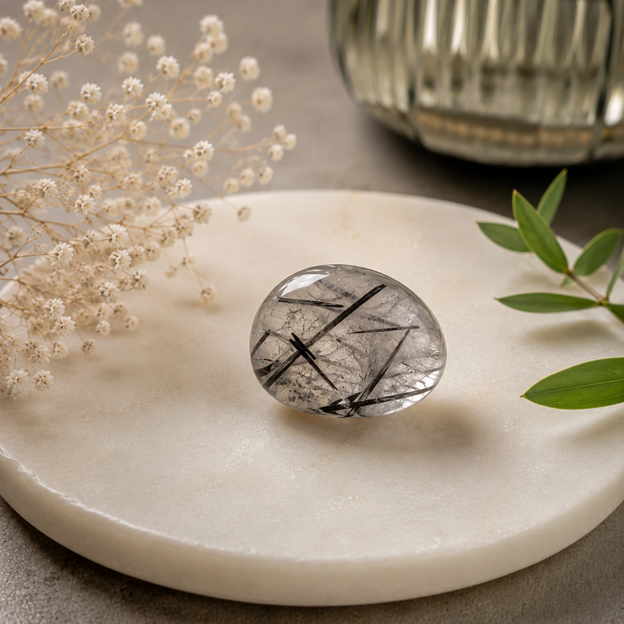 Quartz à inclusions de tourmaline noire, cristal de roche naturel aux inclusions noires – guide des pierres et lithothérapie<br />
